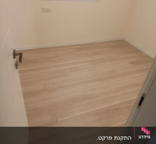 התקנת פרקט בגוון עץ בהיר עם פנלים לבנים בחדר מגורים